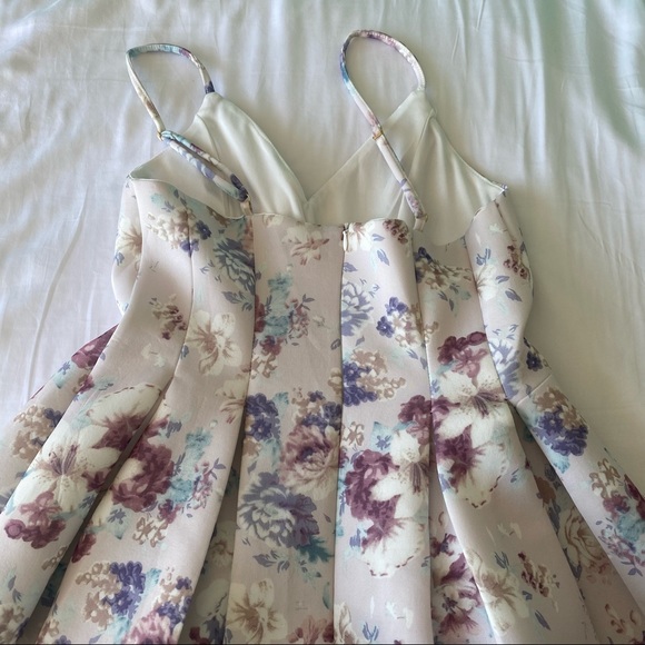 🦋Host Pick🦋 V Cut Cream Floral Flowy Dress with Adjustable Straps - Picture 7 of 8
